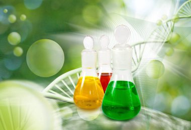  Şişeler laboratuvarında sıvı ile yakın çekim