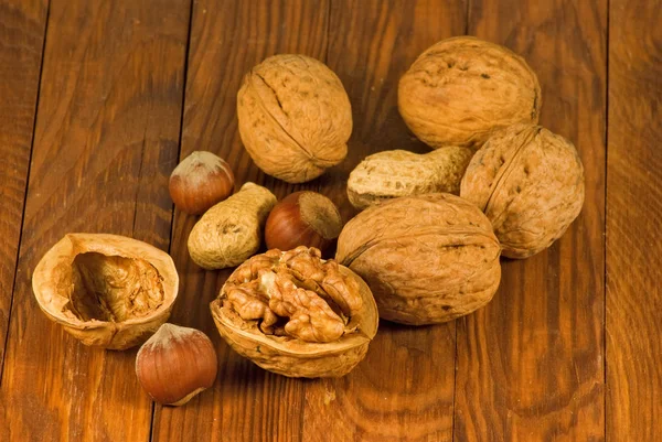 Imagen de nueces maduras en el primer plano de la mesa —  Fotos de Stock
