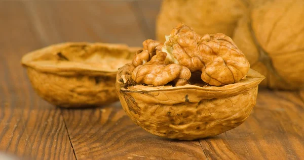 Imagen de nueces maduras en el primer plano de la mesa —  Fotos de Stock
