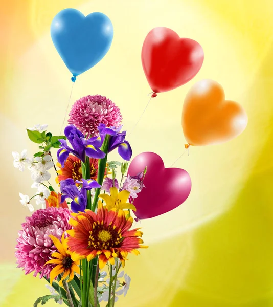 Imagen de hermosas flores y globos de colores sobre fondo amarillo . —  Fotos de Stock