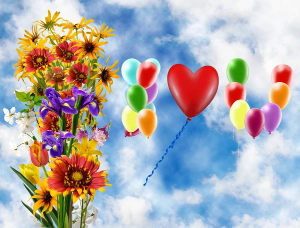 Зображення красивих квітів і барвистих кульок на фоні неба . — стокове фото