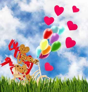 Bir bisiklet, balon gökyüzüne karşı dekoratif küçük adam görüntüsünü.