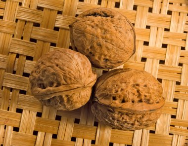 Görüntü üzerinde tablo yakın çekim olgun ceviz