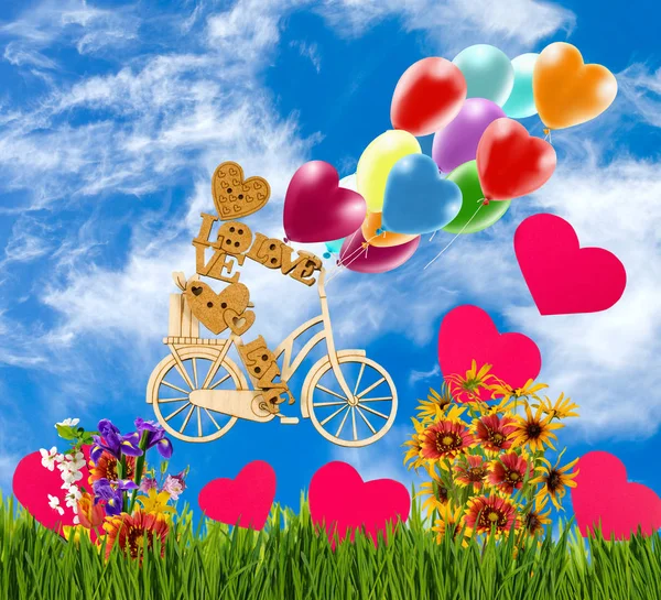 Imagen de un hombrecito decorativo en bicicleta contra el cielo . — Foto de Stock