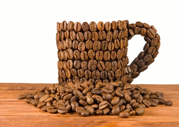 Imagen de taza decorada con granos de café sobre un fondo blanco — Foto de Stock