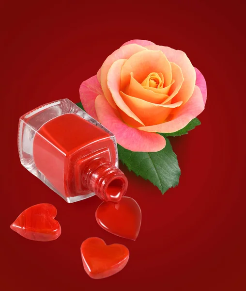 Isolerade bild av rött nagellack, blomma roset på röd bakgrund — Stockfoto