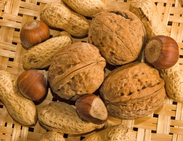 Imagen de nueces maduras en el primer plano de la mesa —  Fotos de Stock