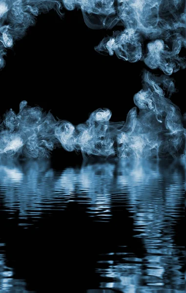Изображение дыма над водой крупным планом — стоковое фото