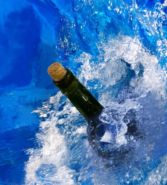 Beelden van de fles met letter in de zee-closeup — Stockfoto