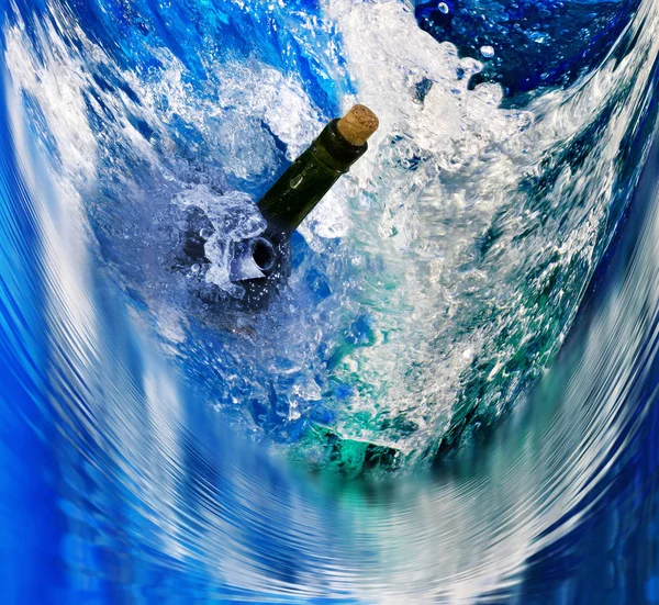 Imágenes de botella con letra en el primer plano del mar — Foto de Stock