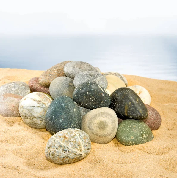 Obrázek z mnoha kamenů na pozadí vody — Stock fotografie