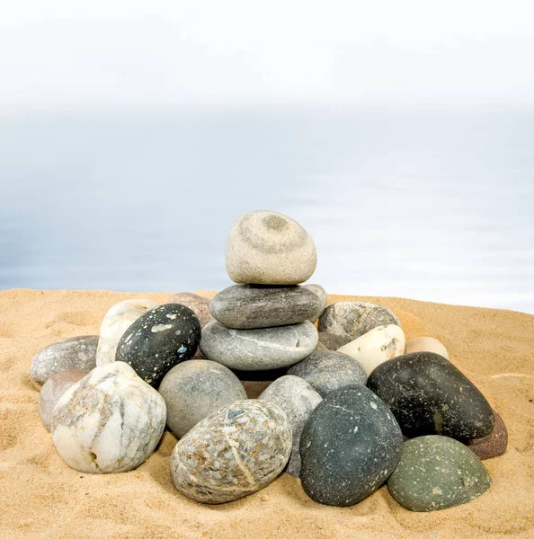 Imagen de muchas piedras sobre un fondo de agua —  Fotos de Stock