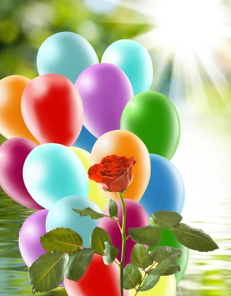 Imagen de hermosas flores y globos de colores en el fondo del cielo . —  Fotos de Stock