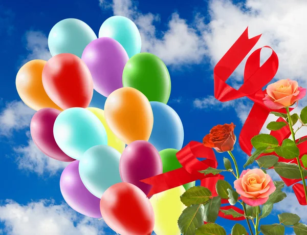 Immagine di bellissimi fiori e palloncini colorati su sfondo cielo . — Foto Stock