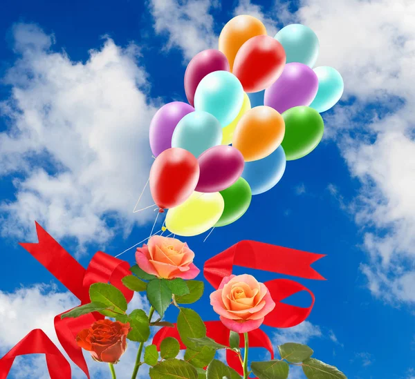 美しい花と空を背景に色とりどりの風船のイメージ. — ストック写真