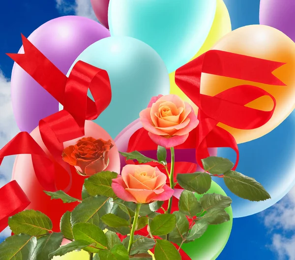 Foto van prachtige bloemen en kleurrijke ballonnen op hemelachtergrond. — Stockfoto