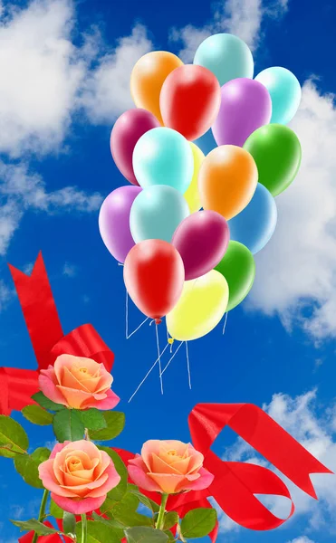 Foto van prachtige bloemen en kleurrijke ballonnen op hemelachtergrond. — Stockfoto