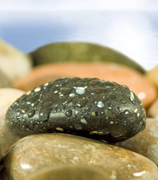 Камни на водном фоне — стоковое фото