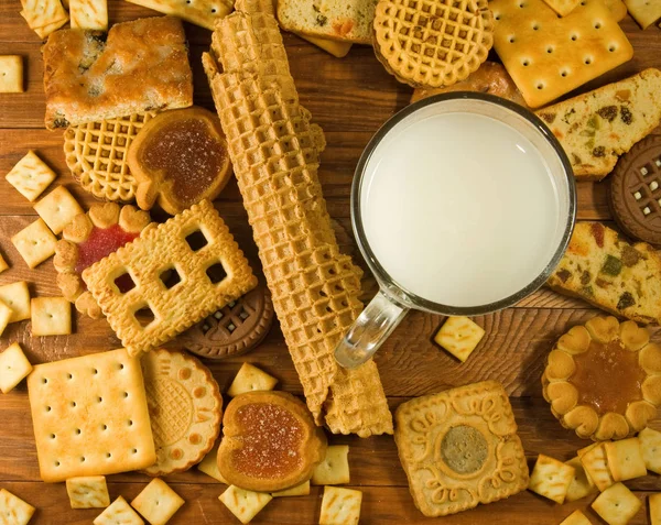 Nombreux délicieux biscuits et lait sur la table close-up . — Photo