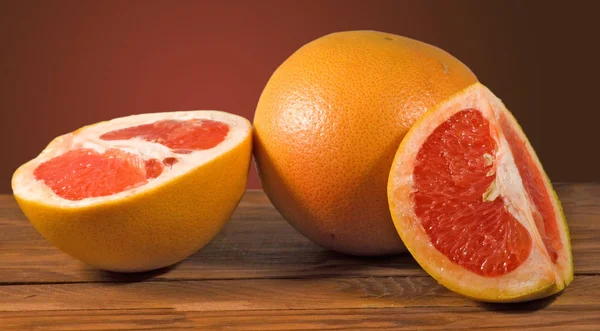 Rodajas de naranja sobre la mesa — Foto de Stock