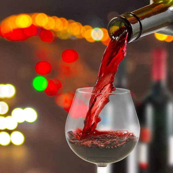 Imagem de copos e garrafas de vinho close-up — Fotografia de Stock