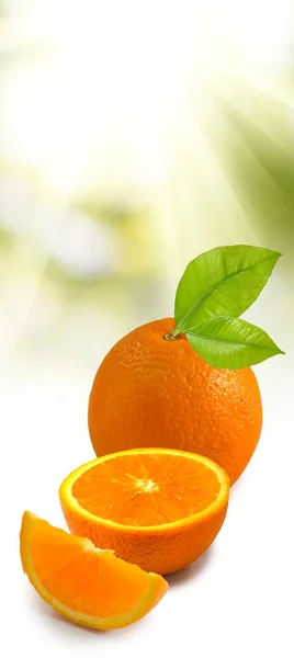 Bild der reifen Orange auf verschwommenem Hintergrund — Stockfoto