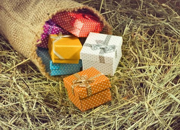 Obrázek dárkových krabiček v detailním seno — Stock fotografie