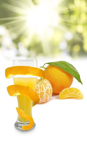 Zumo de naranja y naranjas en la mesa — Foto de Stock