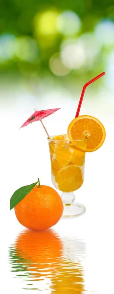 Зображення апельсинового соку та ягоди — стокове фото