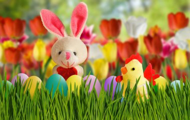  oyuncak tavşan, piliç ve çim yakın çekim Paskalya yumurtaları