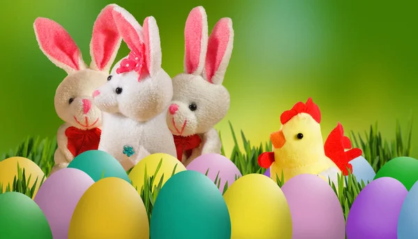 Imagen de juguete liebre, polluelo y huevos de Pascua en primer plano de hierba —  Fotos de Stock