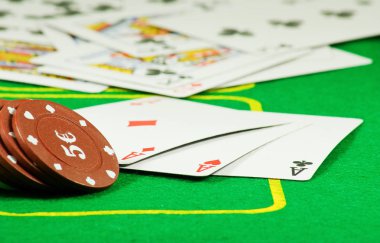 Görüntü cips ve poker yakın çekim oynamak için kartlar