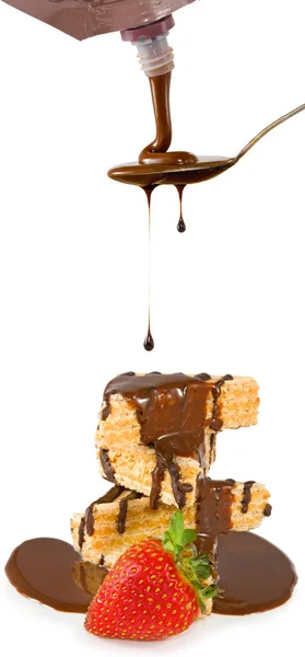 Печенье поливают шоколадом и клубникой крупным планом — стоковое фото