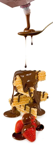 Печенье поливают шоколадом и клубникой крупным планом — стоковое фото