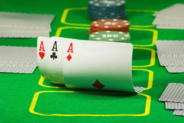 Foto van chips en kaarten voor het spelen van poker close-up — Stockfoto
