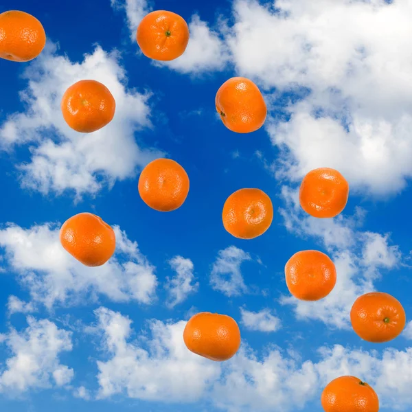 Mandarina en el fondo del cielo — Foto de Stock