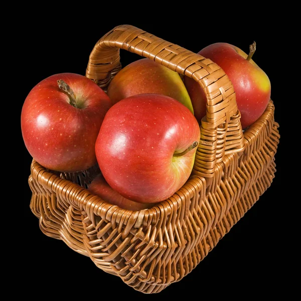Изолированное изображение спелых яблок в корзине крупным планом — стоковое фото