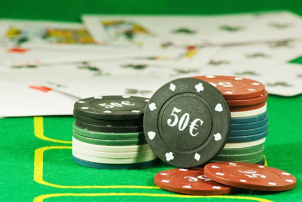 Kartları ve poker oynamak için fiş — Stok fotoğraf