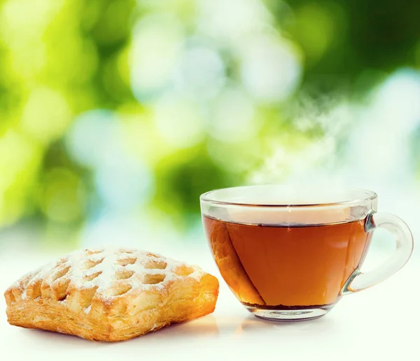 Isoliertes Bild von Brötchen und Tee aus nächster Nähe — Stockfoto