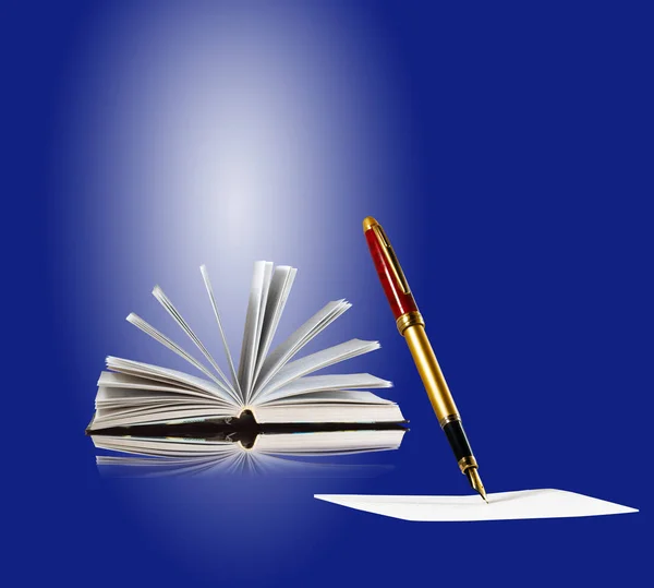 Buch, Papier und Stift auf blauem Hintergrund. — Stockfoto