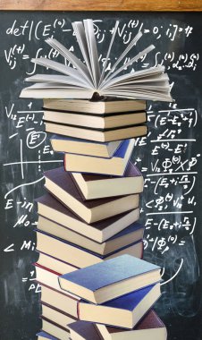 Kitaplar formülleri ile beyaz tahta karşı