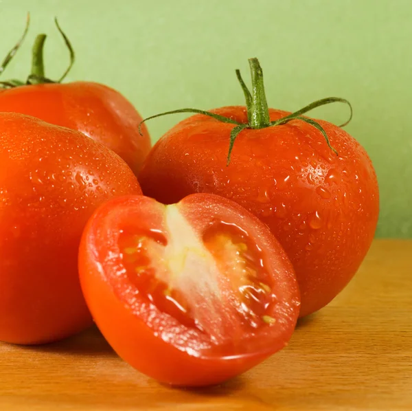 Изображение спелых помидоров крупным планом — стоковое фото