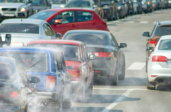 Coches en la carretera en la ciudad — Foto de Stock