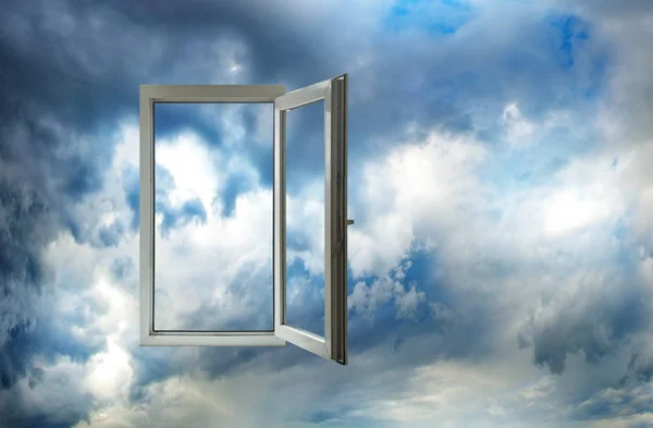 Otevřete okno proti obloze — Stock fotografie