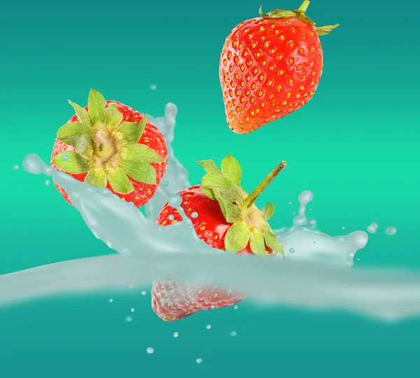 물 근접에 딸기의 이미지 — 스톡 사진