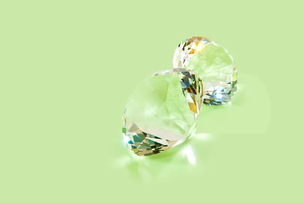 Beau cristal sur un fond vert gros plan — Photo