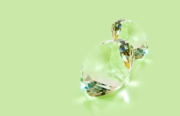 Belo cristal em um fundo verde close-up — Fotografia de Stock