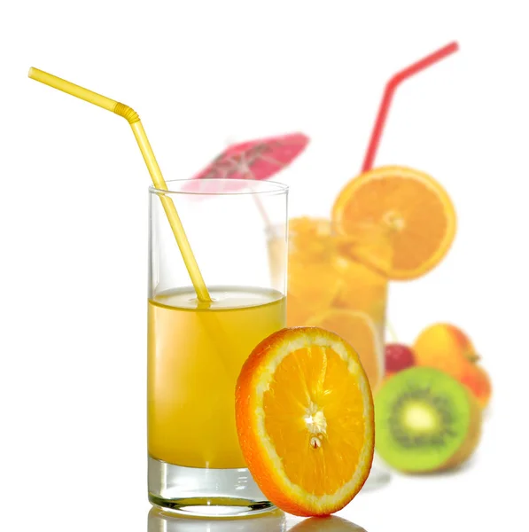 Изображение напитка и фруктов крупным планом — стоковое фото