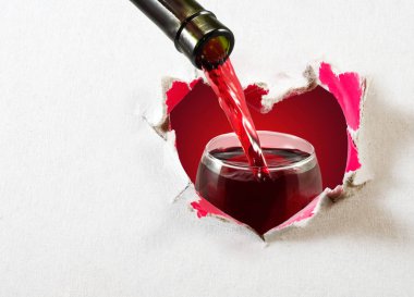 -bir şişe şarap ve bardağı soyut kalp arka plan üzerinde