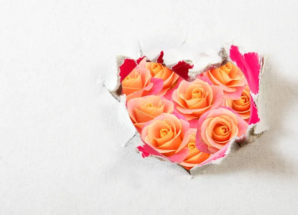 Obraz srdce proti kytice z květů růží — Stock fotografie